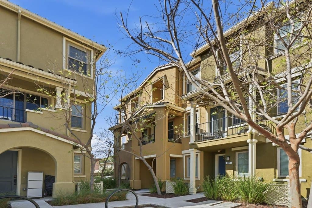 2 bedroom townhouse for sale at 605 Cinnamon Cir Mountain View 94043 - $699,000