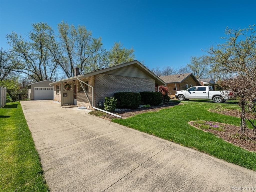 3 bedroom house for sale at 1335 Spencer Pl Adrian - $209,900