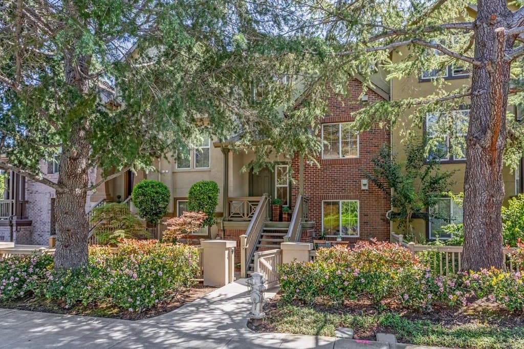3 bedroom townhouse for sale at 30 Royal Oak Ct Mountain View 94040 - $1,448,000