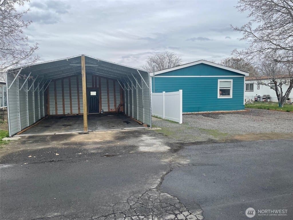 3 bedroom mobile home for sale at 3057 Road H NE Unit 47 Moses Lake 98837 - $129,000