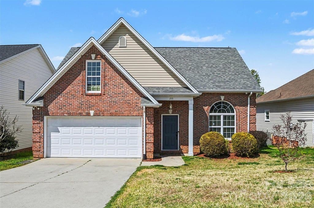 4 bedroom house for sale at 255 19th Ave SE Hickory 28602 - $300,000