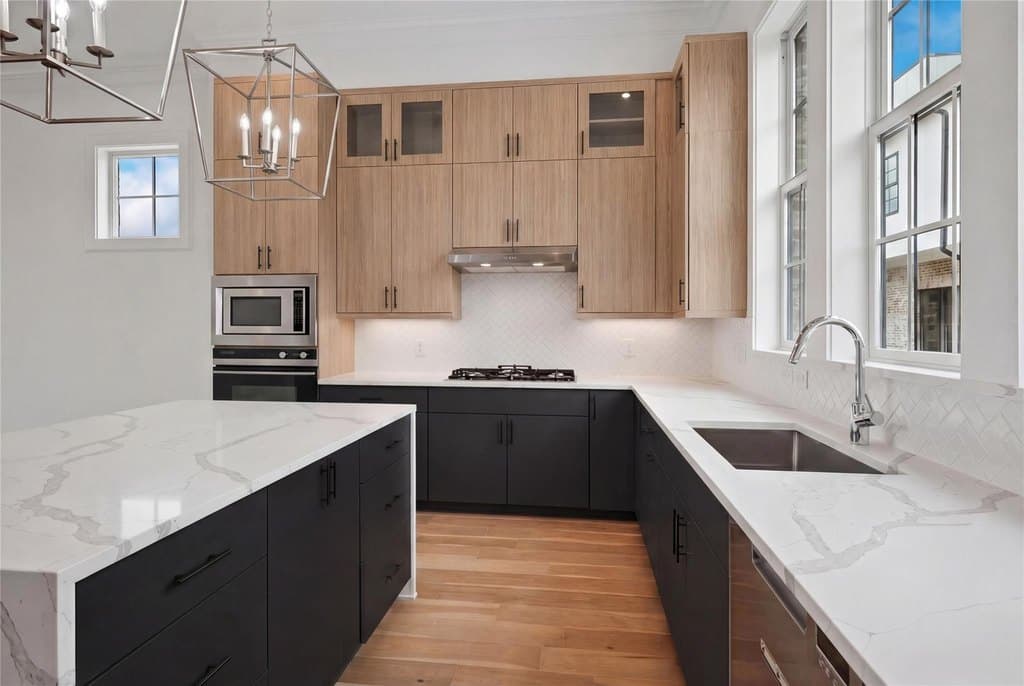 4 bedroom townhouse for sale at 14956 Oak St Addison - $770,000