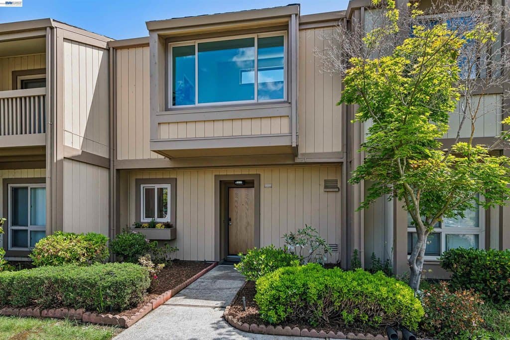 3 bedroom townhouse for sale at 1104 Island Dr Alameda - $698,000