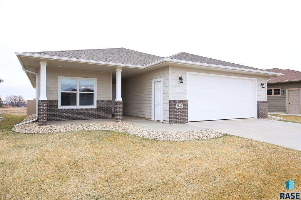 2 bedroom house for sale at 8812 W Windmill Ridge St Sioux Falls - $447,500