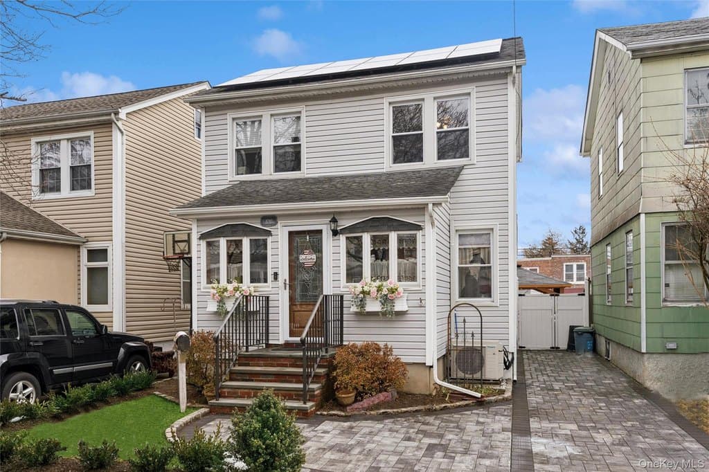 3 bedroom house for sale at 8783 254th St Bellerose - $875,000