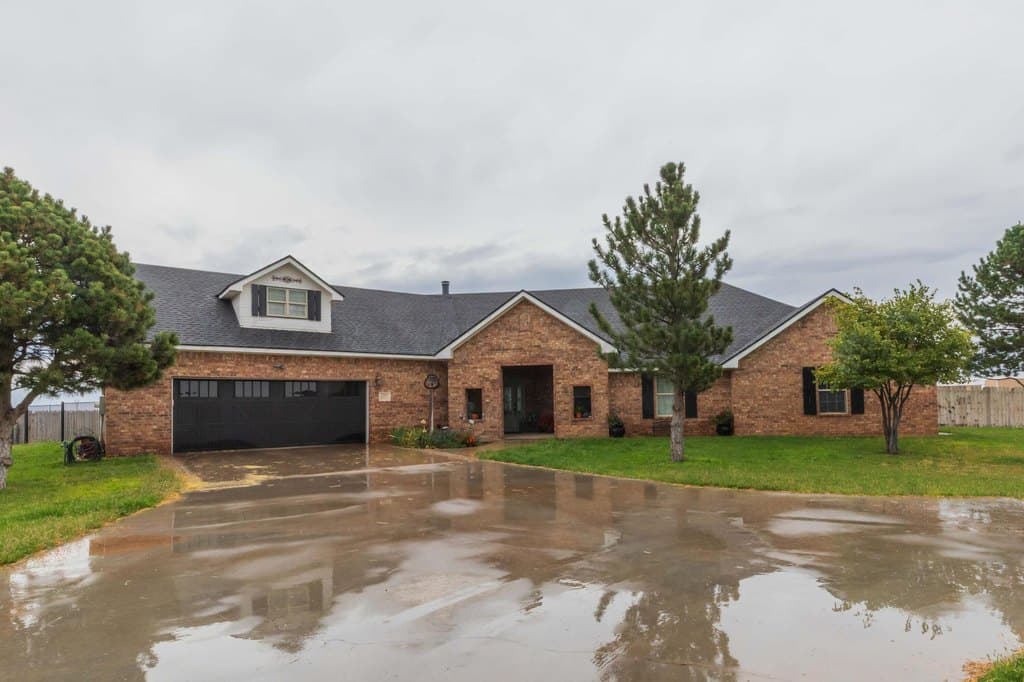 4 bedroom house for sale at 1301 Moon Ridge Ln Bushland - $475,000