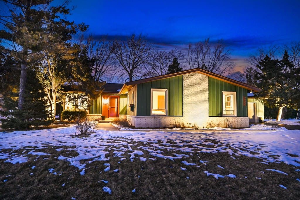 3 bedroom house for sale at 13500 W Old Oak Ln New Berlin 53151 - $459,900
