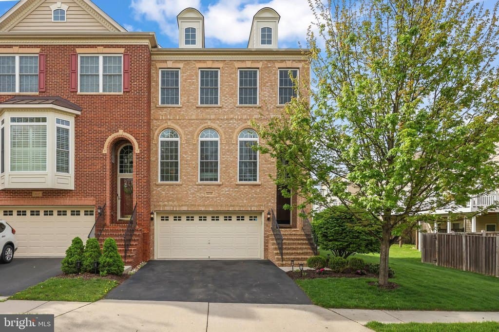 3 bedroom townhouse for sale at 42125 Byrnes View Ter Stone Ridge 20105 - $775,000