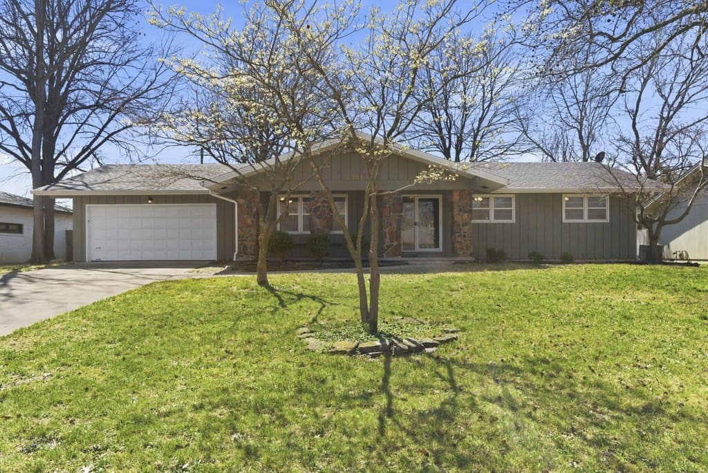 3 bedroom house for sale at 2466 E Cambridge St Springfield 65804 - $315,000
