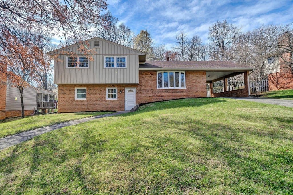 4 bedroom house for sale at 3220 Hartley Cir SW Cave Spring - $369,950