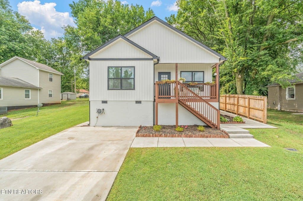 4 bedroom house for sale at 232 W Stephenson St Alcoa - $367,500