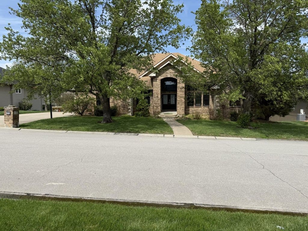 5 bedroom house for sale at 305 E Meadow Ln Marshall 65340 - $625,000