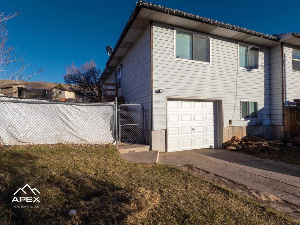 3 bedroom townhouse for sale at 428 Thayer Cir Evanston 82930 - $225,000