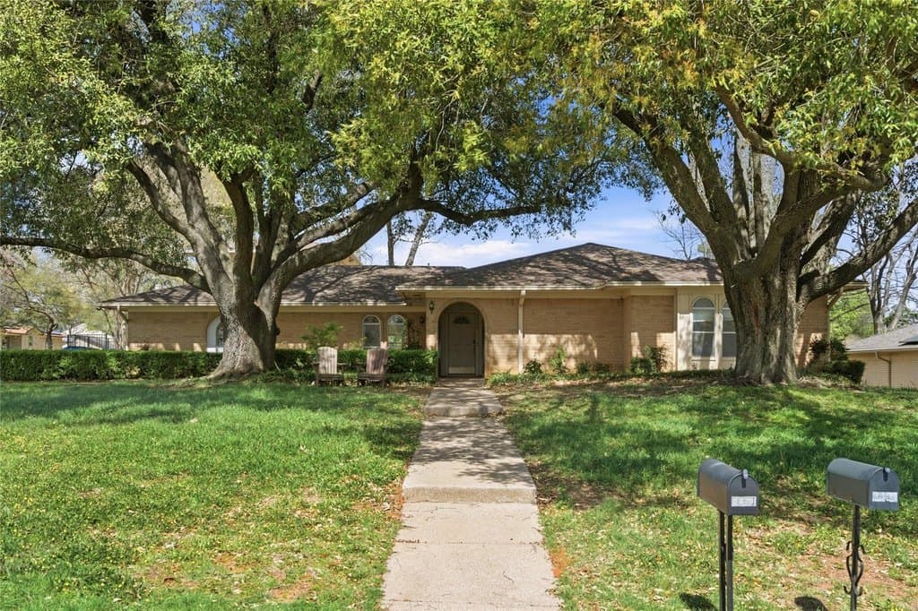 4 bedroom house for sale at 2326 Forest Hills Rd Grapevine 76051 - $750,000