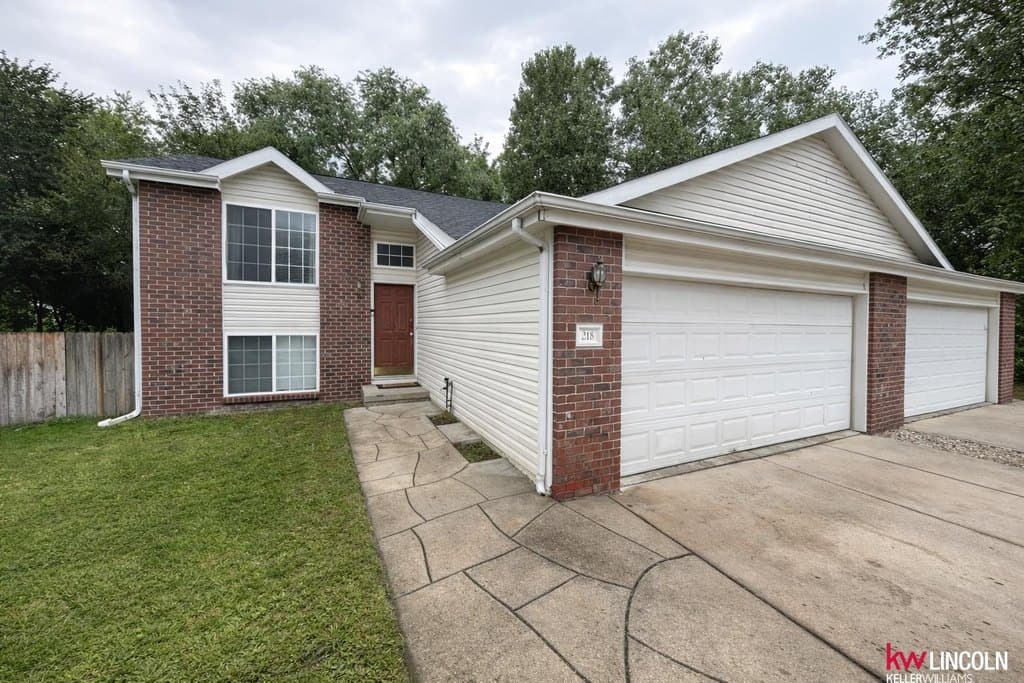 4 bedroom townhouse for sale at 218 W Irving St Lincoln - $235,000
