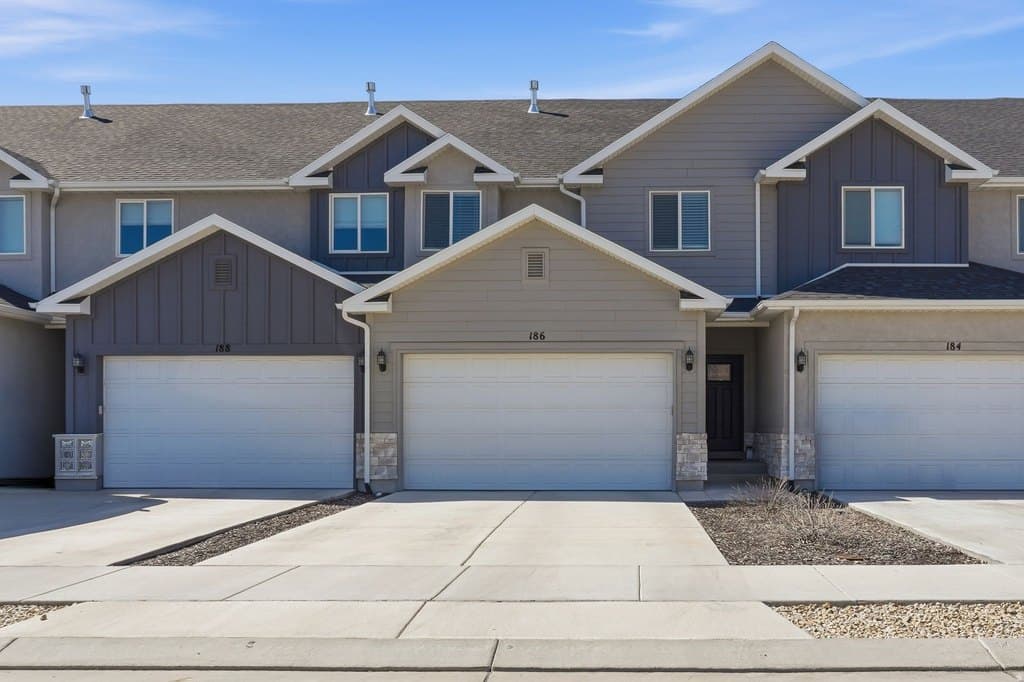 3 bedroom townhouse for sale at 186 S 880 E American Fork 84003 - $500,000