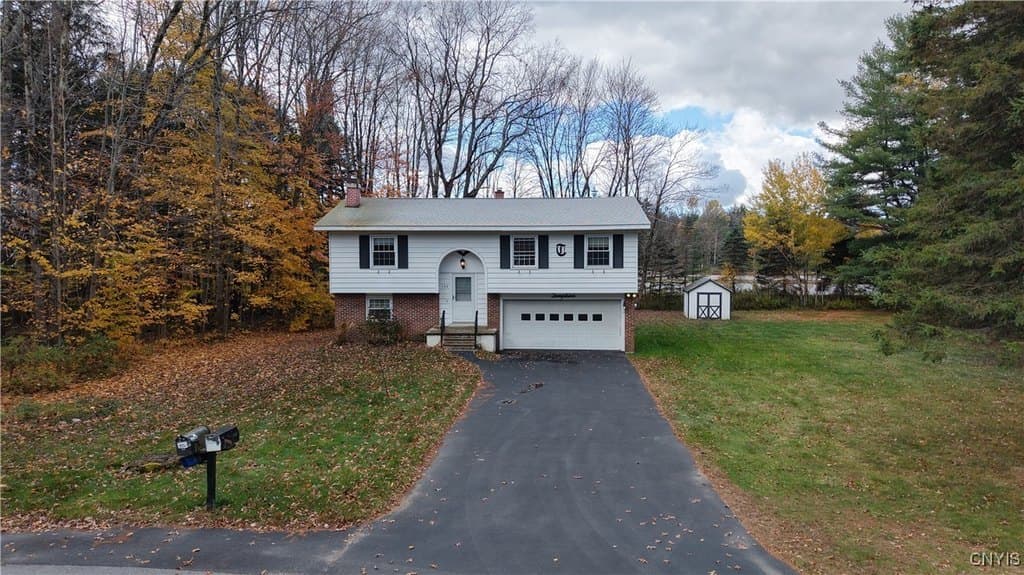 3 bedroom house for sale at 130 Hayes Cir Barneveld - $239,900