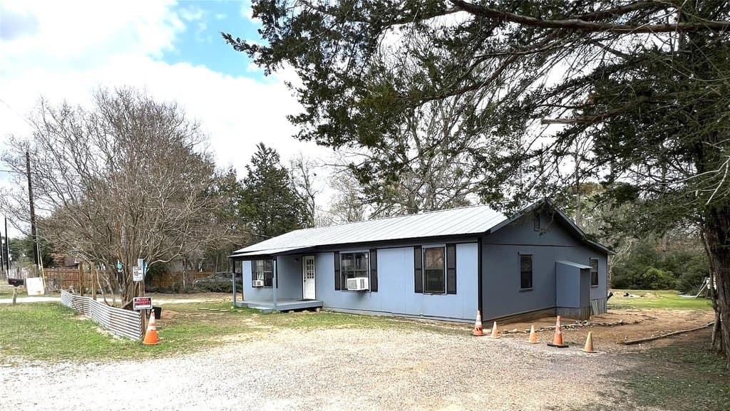 3 bedroom house for sale at 123 Pine Song Camp Swift - $175,000