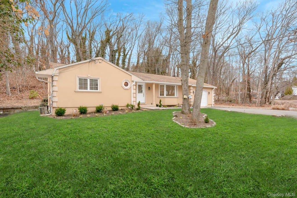 3 bedroom house for sale at 263 N Country Rd Smithtown 11787 - $649,000