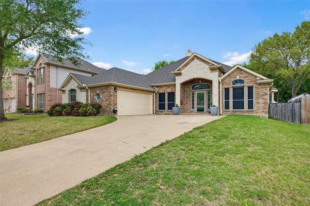4 bedroom house for sale at 8 Whispering Bend Ct Mansfield 76063 - $444,900