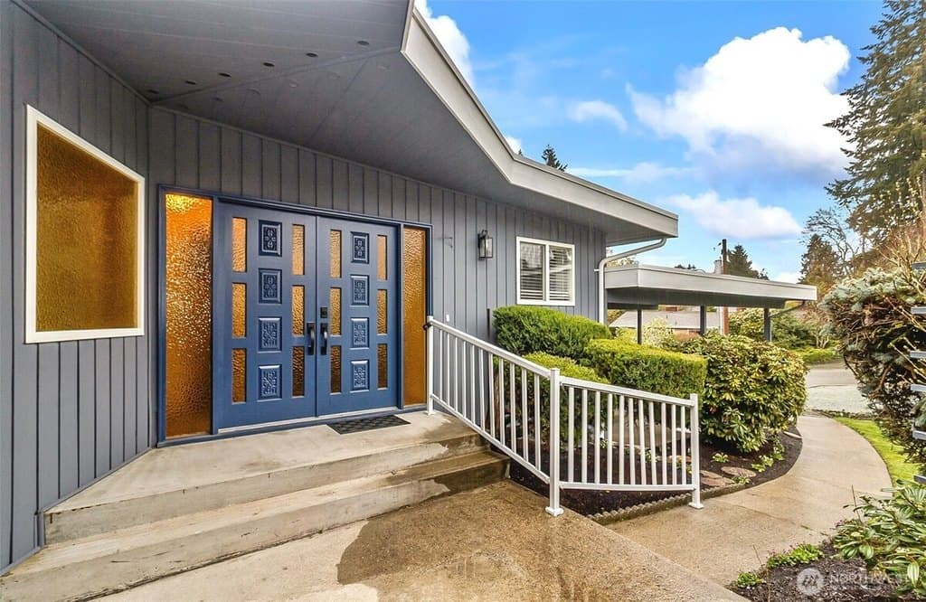 4 bedroom house for sale at 18215 3rd Pl SW Normandy Park 98166 - $1,065,000