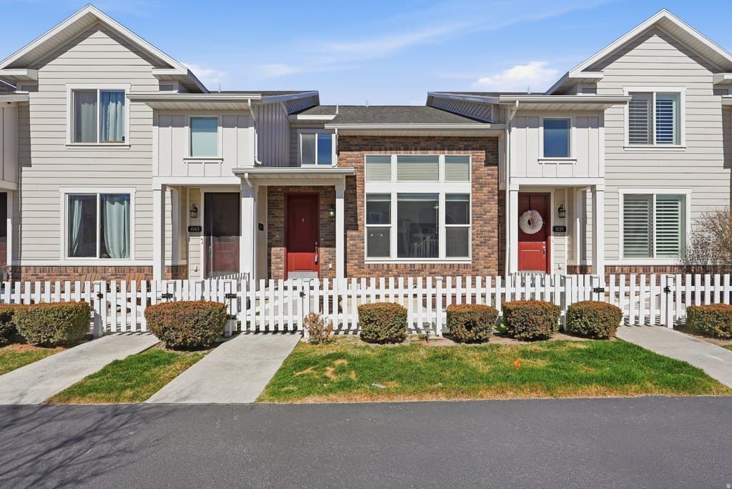 3 bedroom townhouse for sale at 1041 W Painted Horse Ln Bluffdale - $435,000