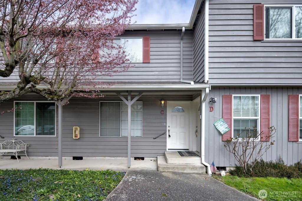 2 bedroom townhouse for sale at 15714 Admiralty Way Apt C Lynnwood 98087 - $370,000