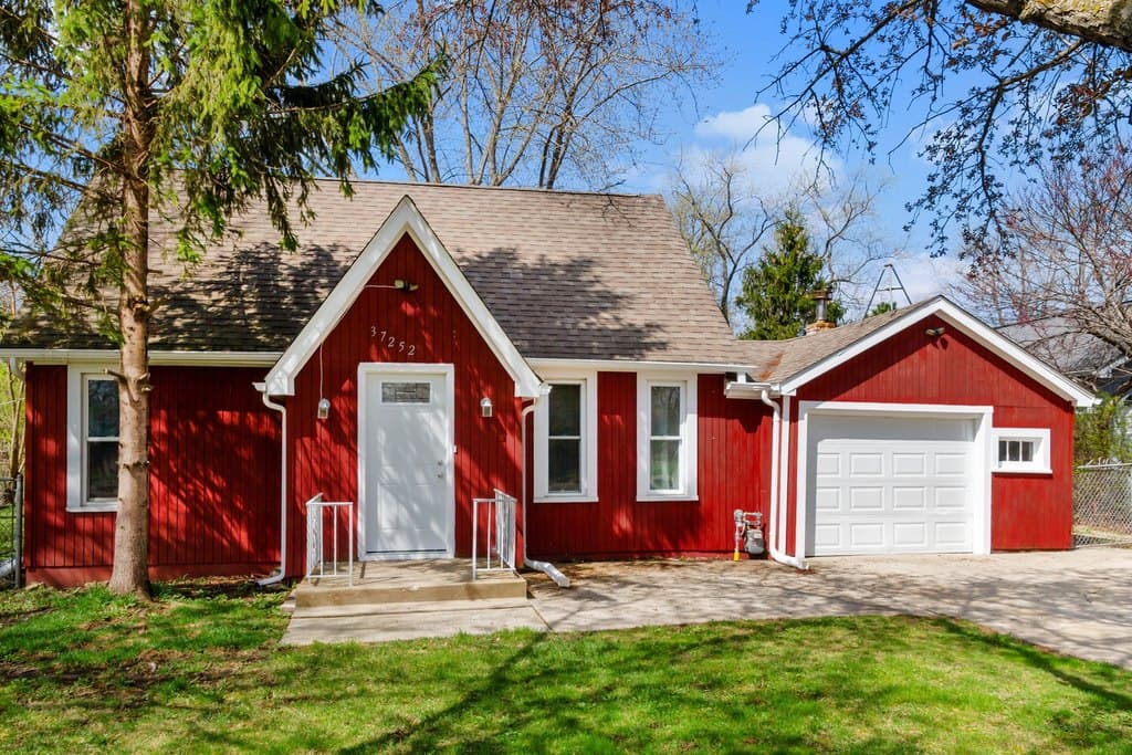 3 bedroom house for sale at 37252 N Parma Ave Venetian Village 60046 - $215,000