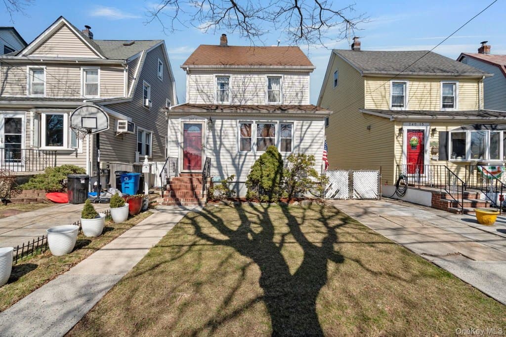 3 bedroom house for sale at 24011 88th Ave Bellerose - $899,999