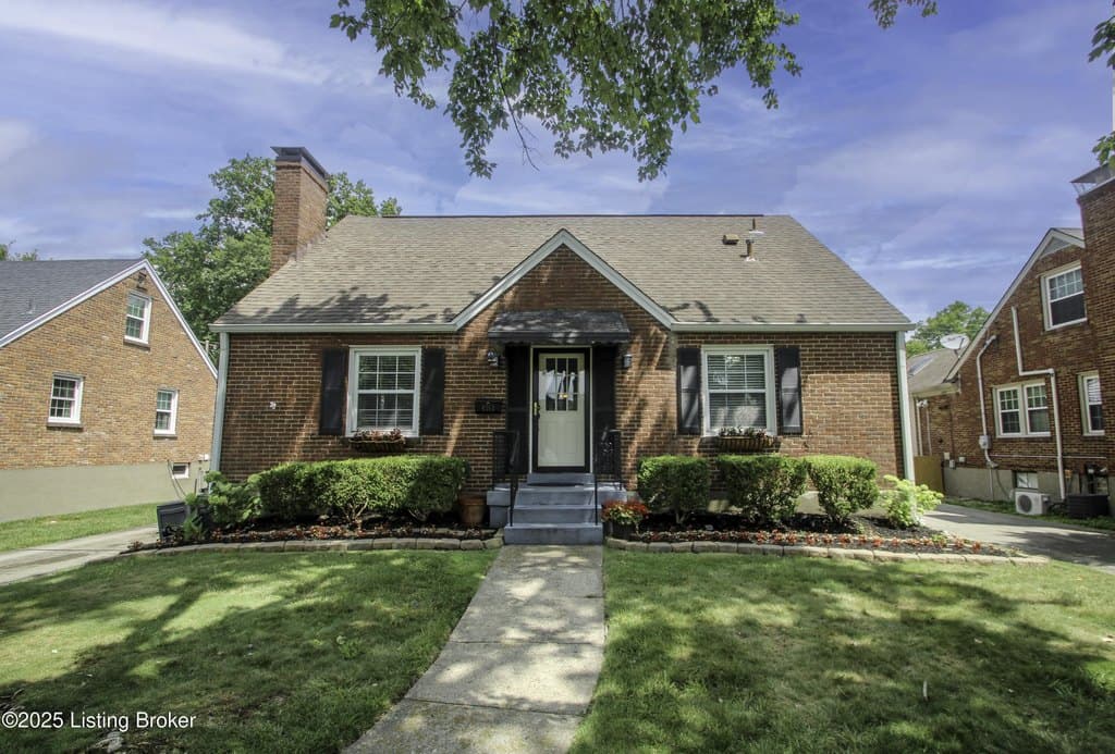 3 bedroom house for sale at 4502 Blenheim Rd Beechwood Village - $450,000