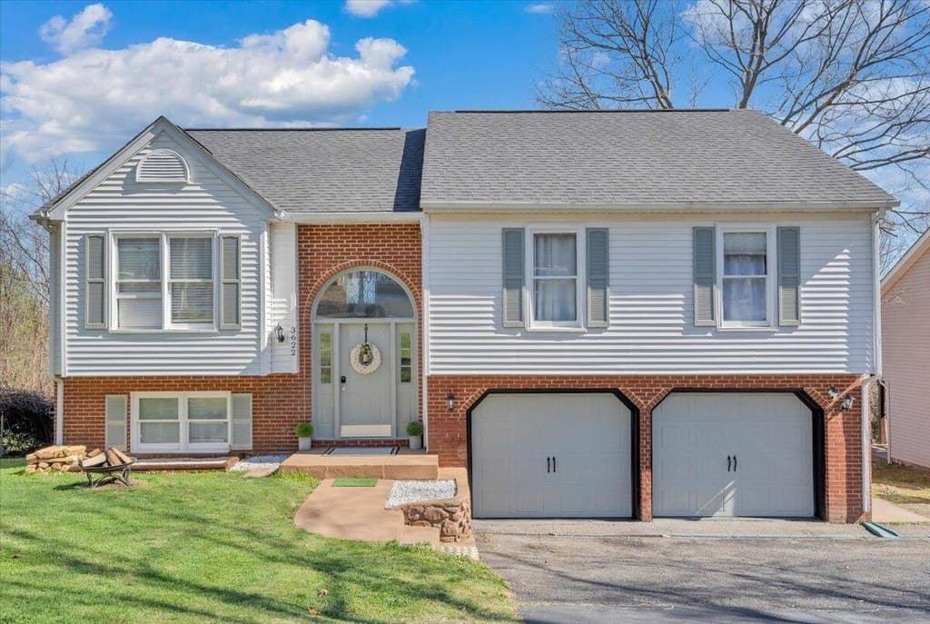 5 bedroom house for sale at 3622 View Ave Cave Spring - $405,000