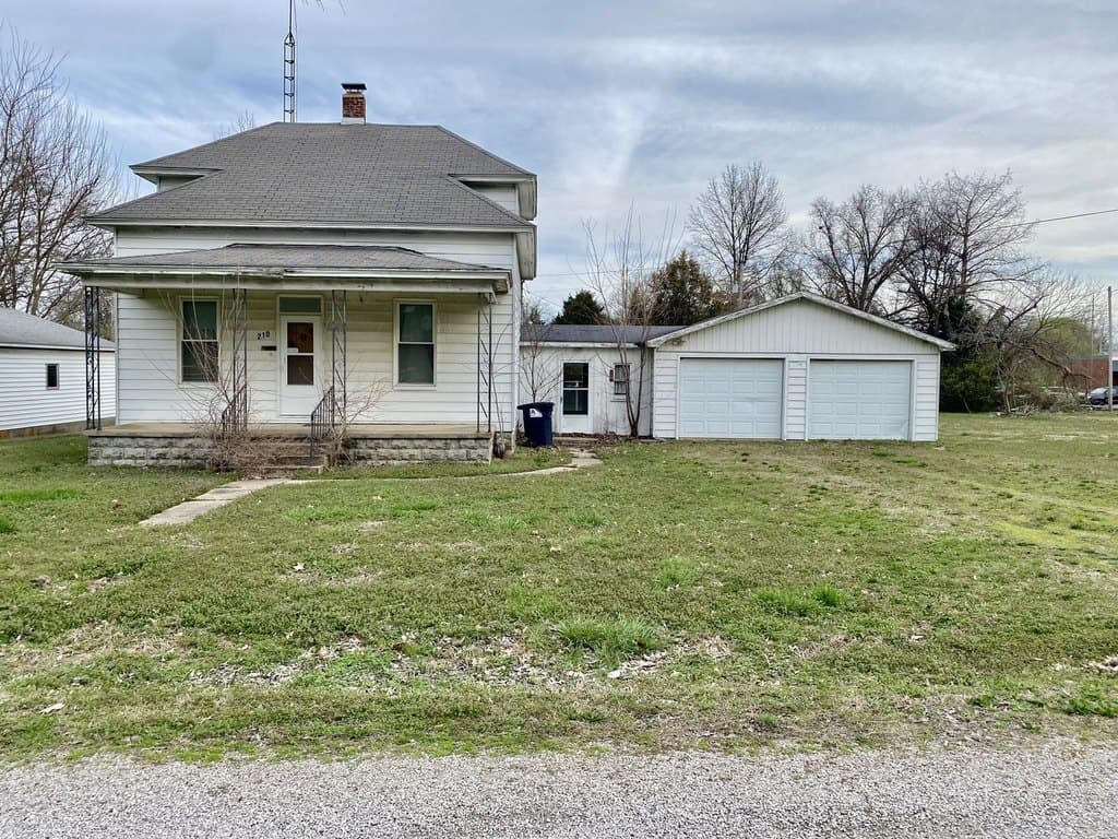 2 bedroom house for sale at 210 Rolston St Centralia - $29,900