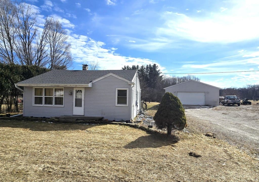 2 bedroom house for sale at 8020 E Day Rd Bellevue - $175,000