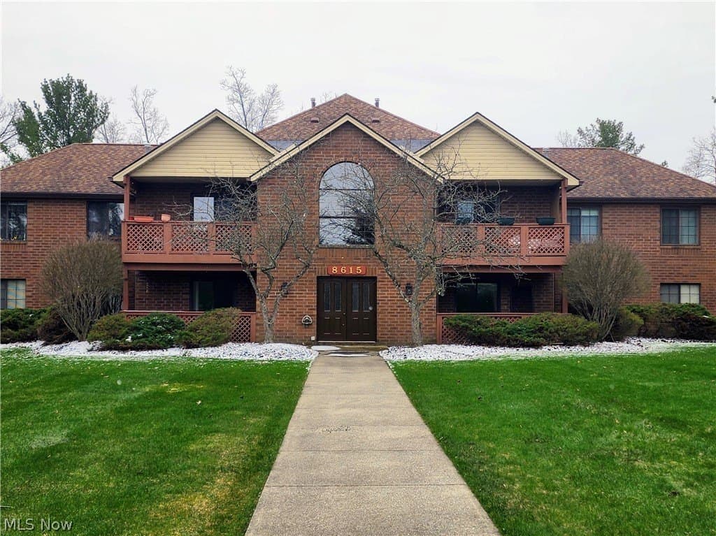2 bedroom condo for sale at 8615 Scenicview Dr Broadview Heights - $220,000