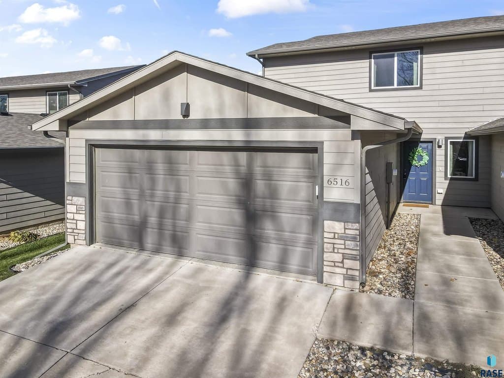 4 bedroom townhouse for sale at 6516 W 6th Pl Sioux Falls - $259,900