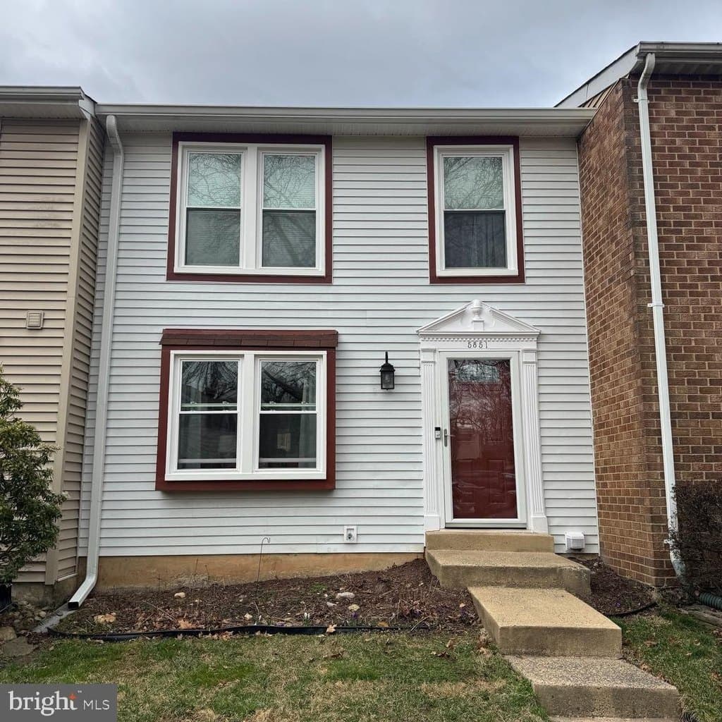 3 bedroom townhouse for sale at 5851 Rock Forest Ct Centreville - $539,999