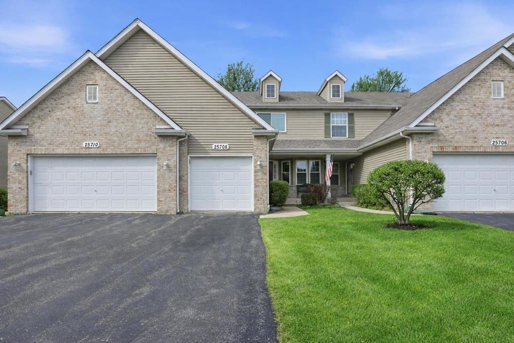 3 bedroom townhouse for sale at 25708 S Bridle Path Channahon - $269,900