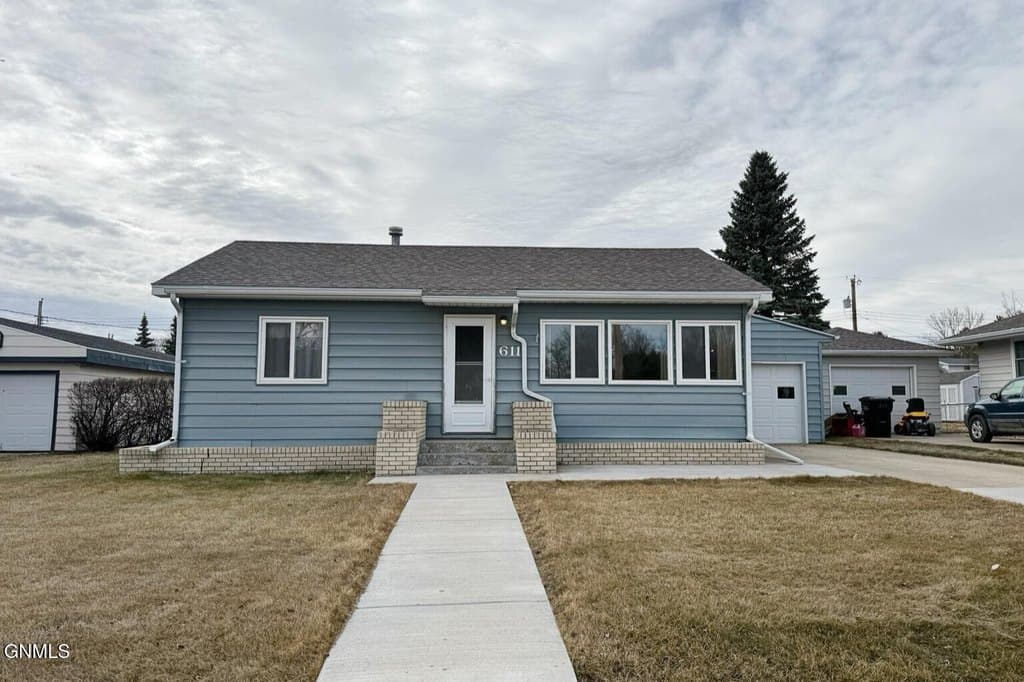 2 bedroom house for sale at 611 9th Ave W Williston 58801 - $359,900