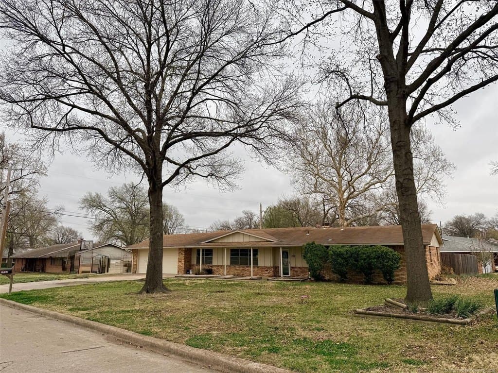 3 bedroom house for sale at 1418 Grandview Rd Bartlesville 74006 - $250,000
