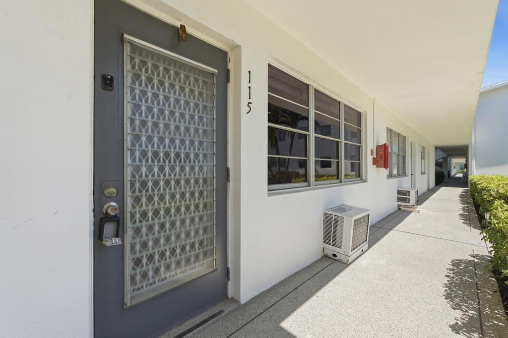 1 bedroom condo for sale at 115 Markham F Deerfield Beach - $89,000