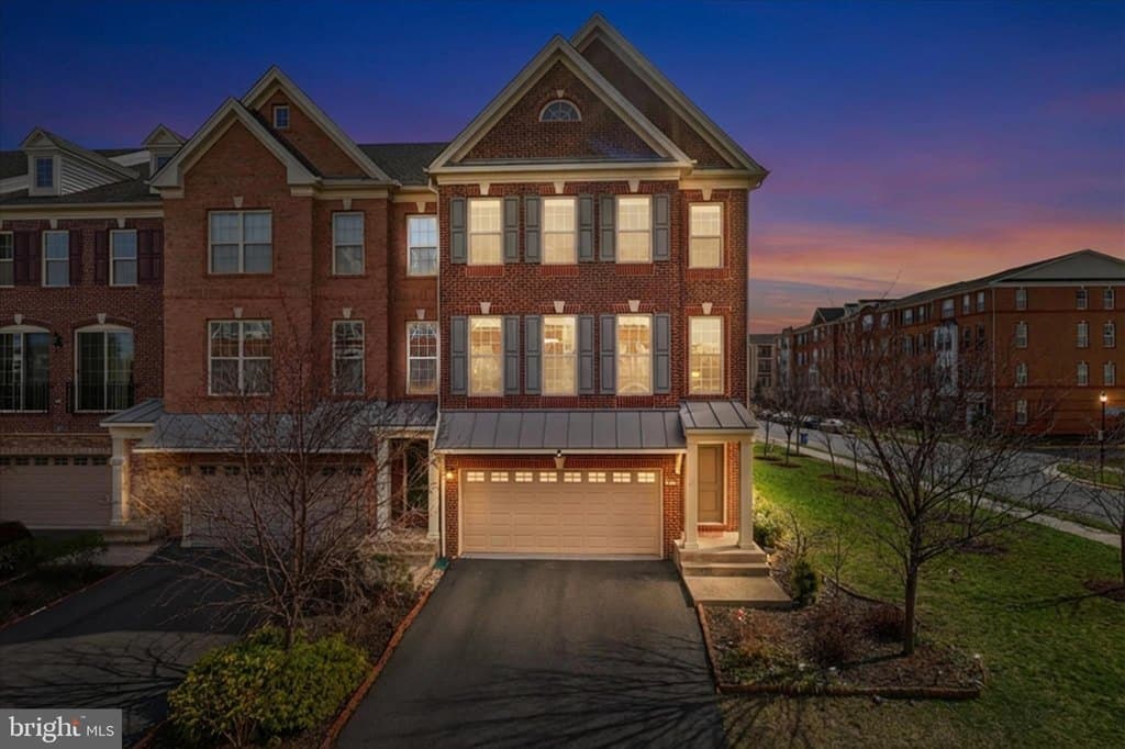 3 bedroom townhouse for sale at 23488 Logans Ridge Ter Ashburn 20148 - $895,000
