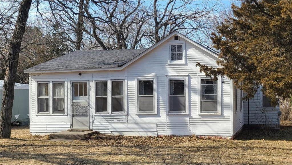 1 bedroom house for sale at 220 Euclid Ave Big Lake - $350,000