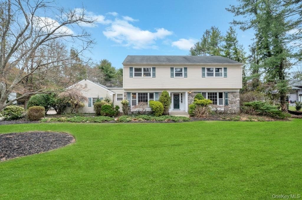 4 bedroom house for sale at 330 Edgewood Ave Smithtown 11787 - $989,000
