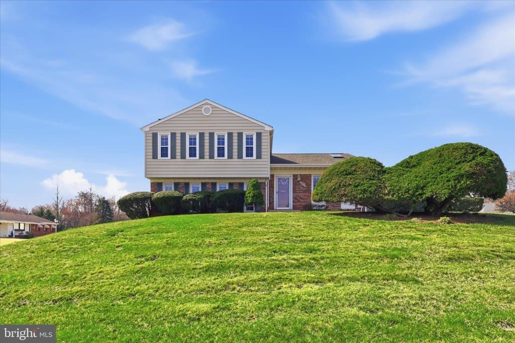 5 bedroom house for sale at 2703 Lackawanna Pl Adelphi - $640,000