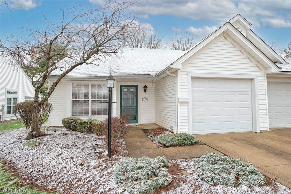 2 bedroom house for sale at 1127 Lake Meadow Ln Brunswick 44212 - $249,900
