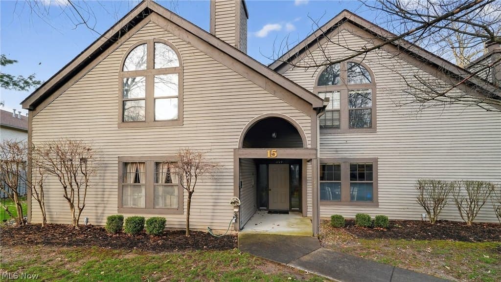 2 bedroom condo for sale at 1123 Redtail Hawk Unit 1 Youngstown - $189,900