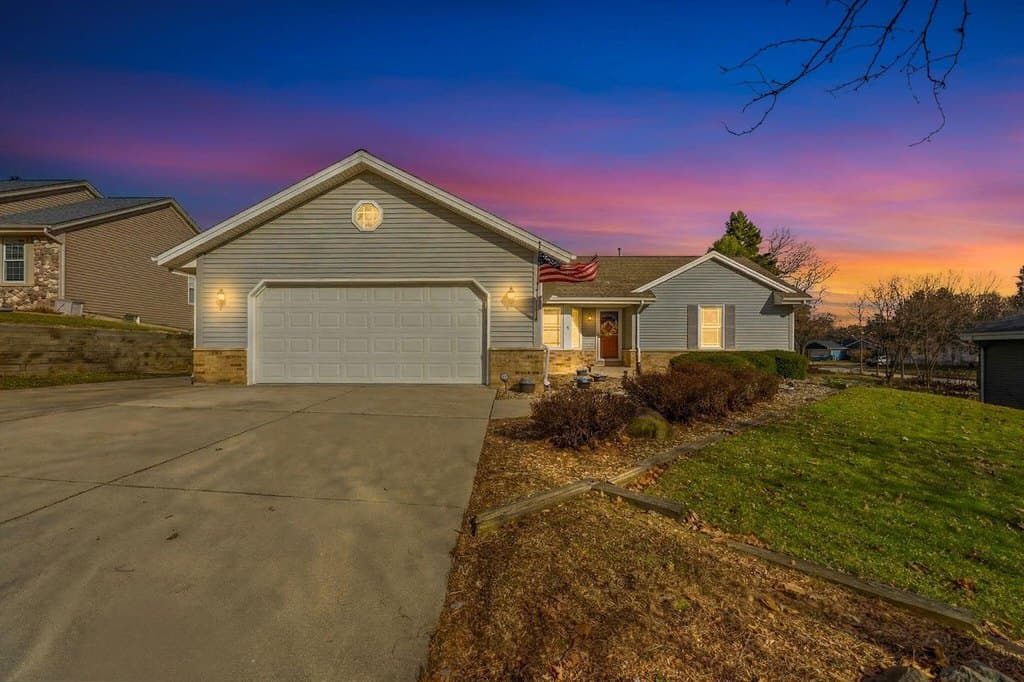 4 bedroom house for sale at 1907 Fieldcrest Ln Waukesha 53186 - $494,900