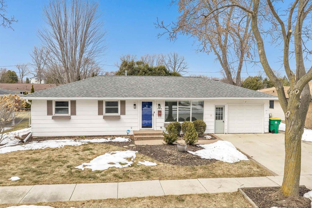 3 bedroom house for sale at 1604 Walls St Green Bay 54304 - $369,900