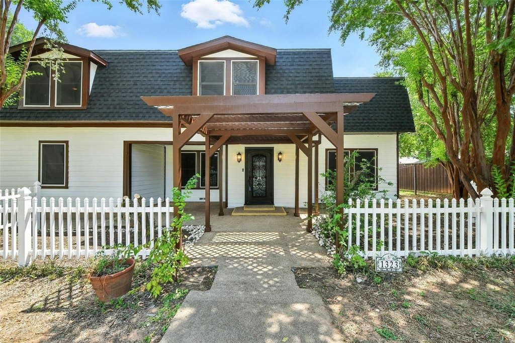 4 bedroom house for sale at 1323 Dublin St Grapevine 76051 - $775,000