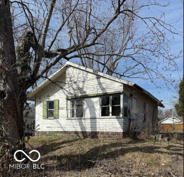3 bedroom house for sale at 812 W 3rd St Bicknell - $30,000